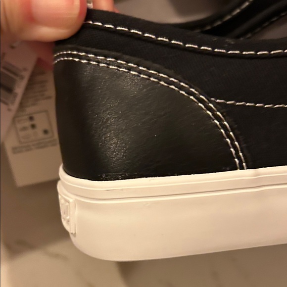 Old Navy Black and White bots Sneakers, size 4, new with tags - Picture 3 of 5